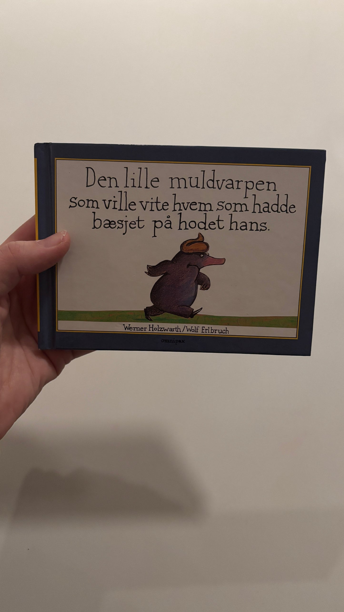 Holzwarth, Werner: Den lille muldvarpen som ville vite hvem som hadde bæsjet på hodet hans