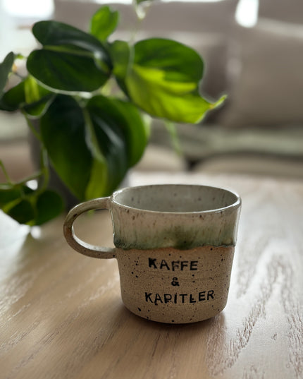 Kaffe & kapitler kaffekopp - Håndlaget keramikk