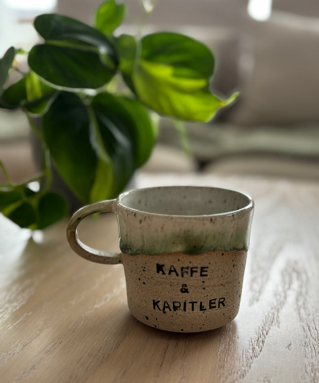 Kaffe & kapitler kaffekopp - Håndlaget keramikk