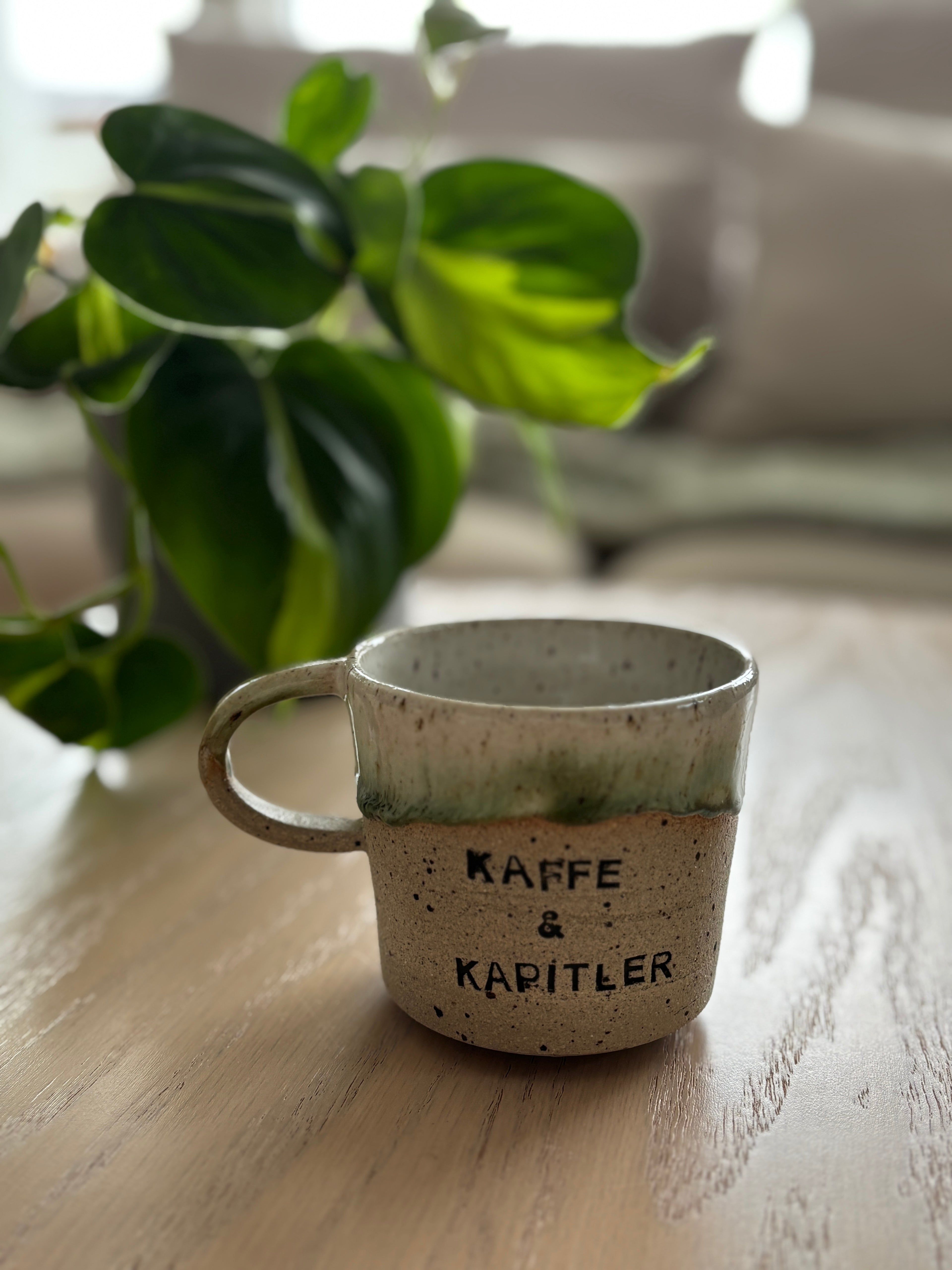 Kaffe & kapitler kaffekopp - Håndlaget keramikk