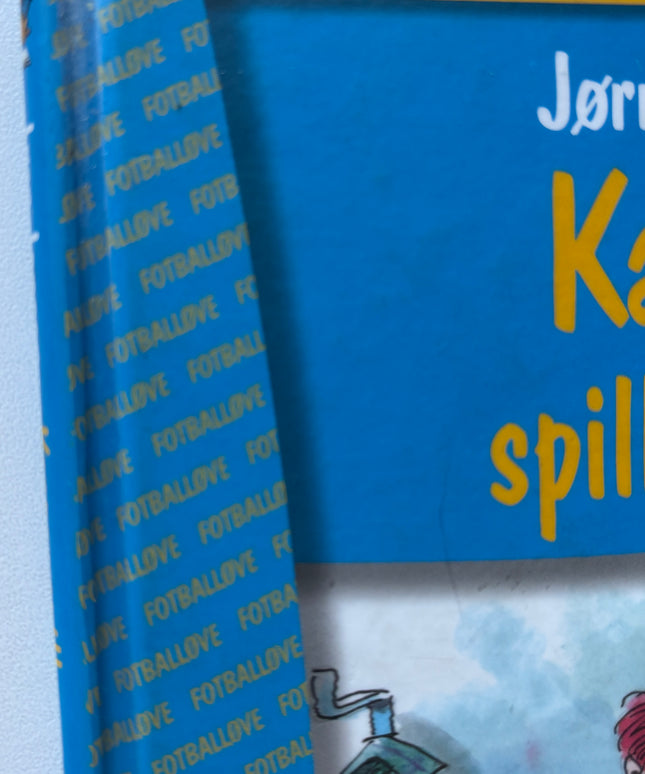 Jensen, Jørn: Kasper spiller realt