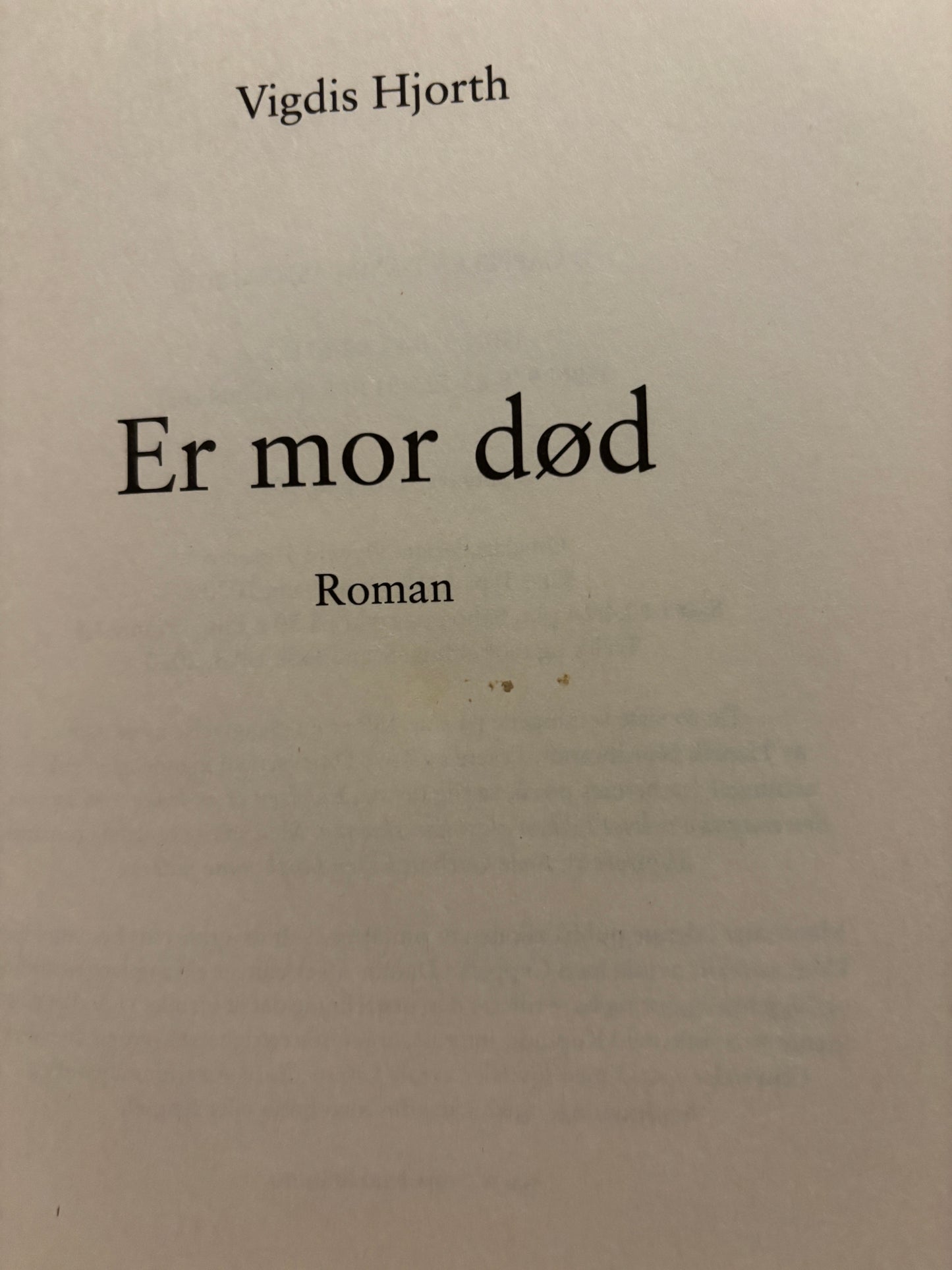 Hjorth, Vigdis: Er mor død
