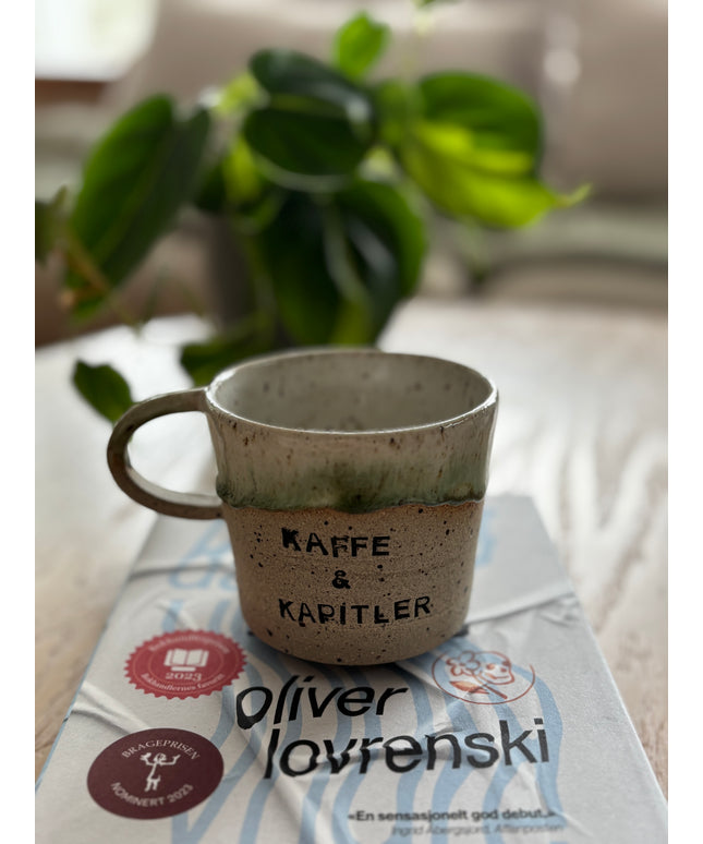 Kaffe & kapitler kaffekopp - Håndlaget keramikk