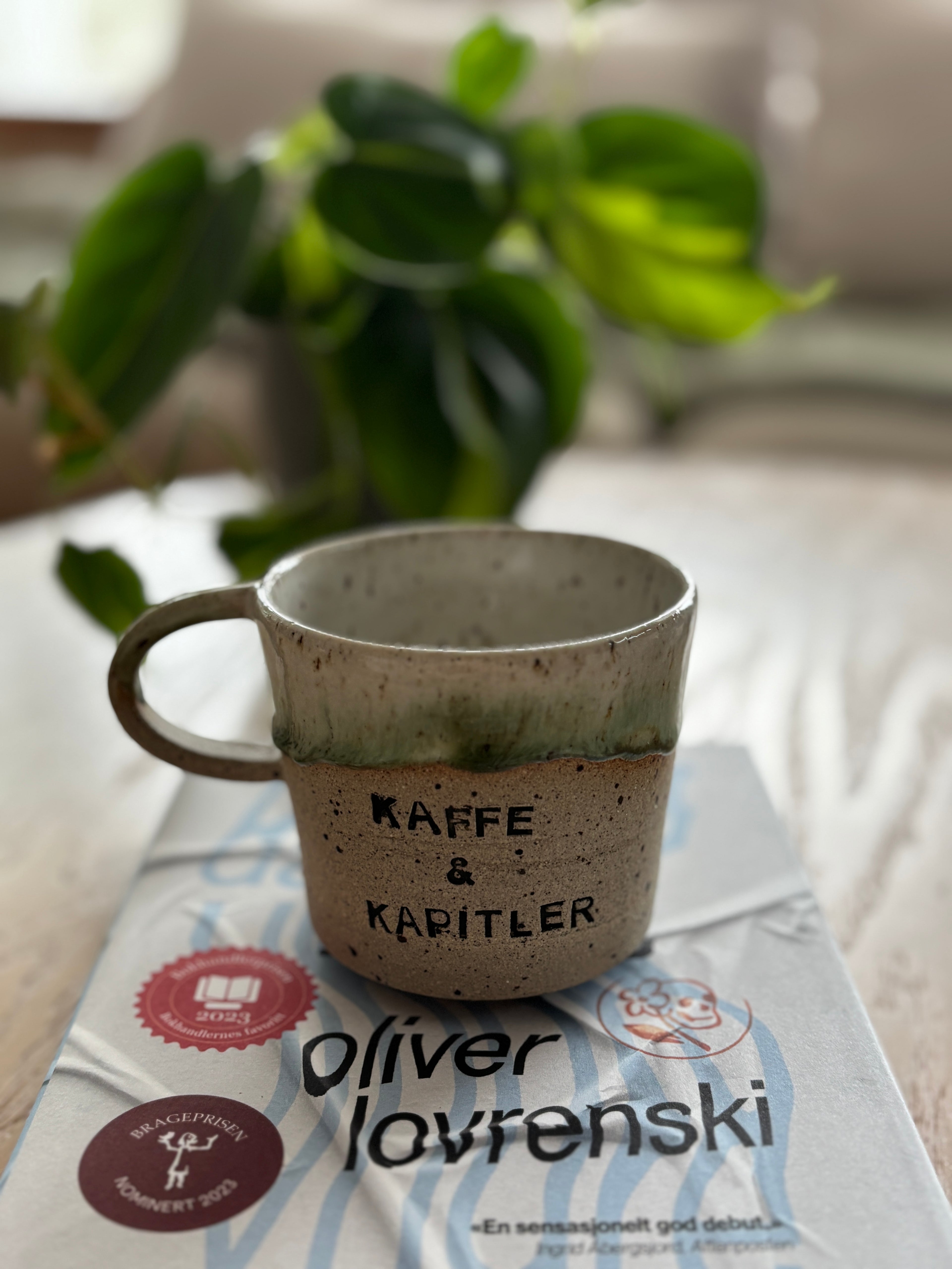 Kaffe & kapitler kaffekopp - Håndlaget keramikk