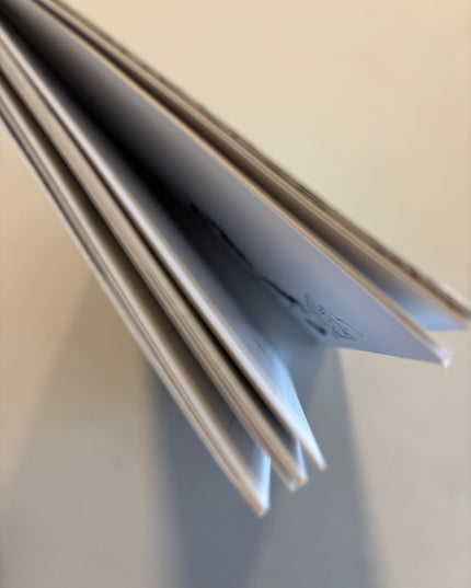 Fam Irvoll: Hysj, jeg fargelegger postkort!