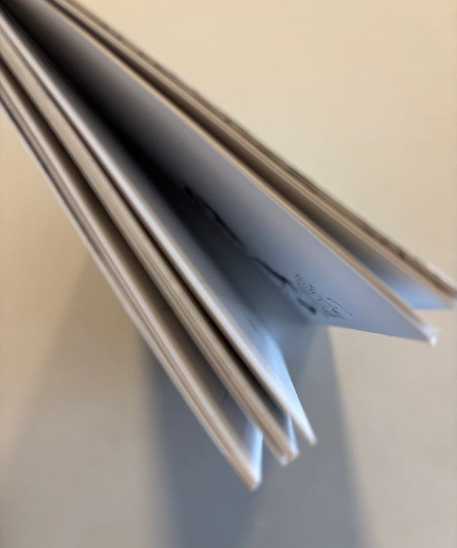 Fam Irvoll: Hysj, jeg fargelegger postkort!