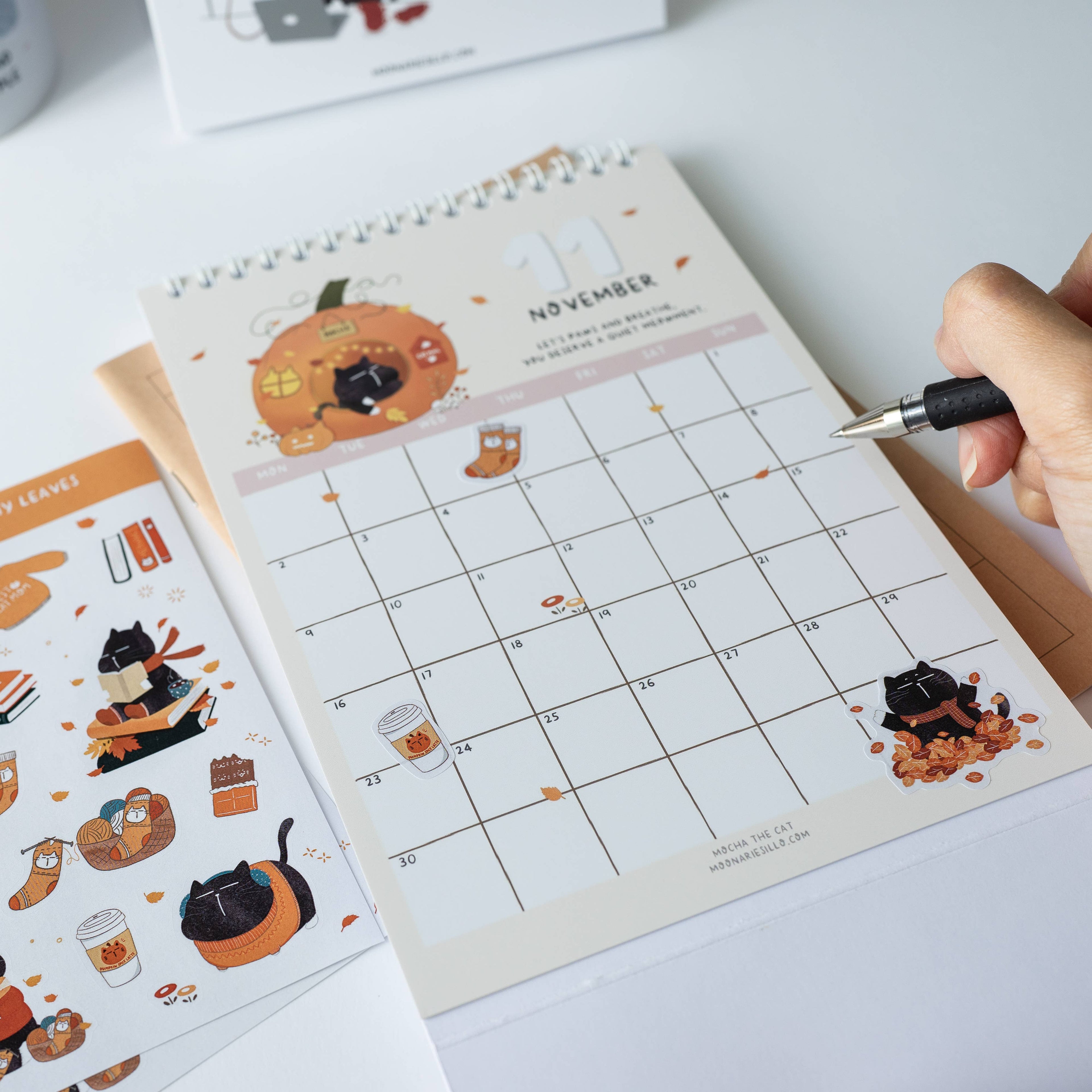 Cozy Autumn Mocha Cat | Klistremerkeark