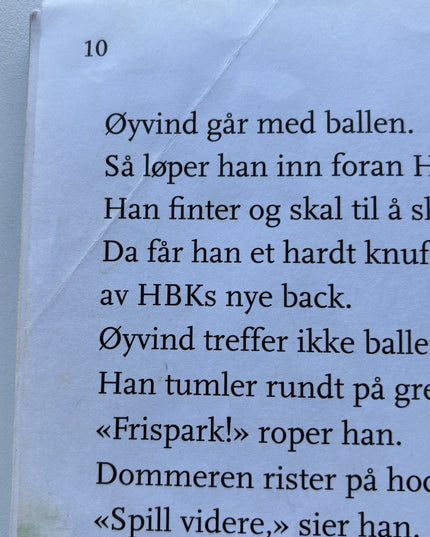Jensen, Jørn: Kasper spiller realt