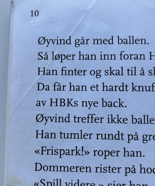 Jensen, Jørn: Kasper spiller realt