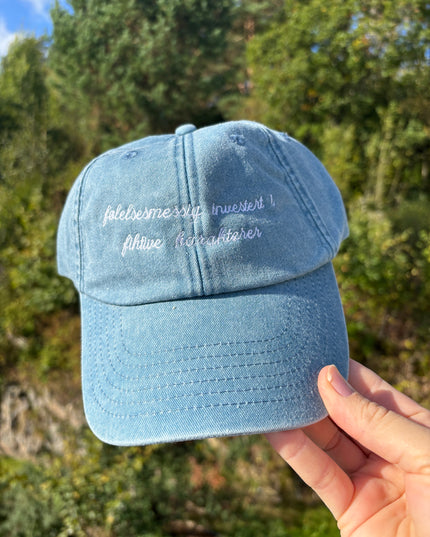 Brodert caps | Følelsesmessig Investert i Fiksjonelle Karakterer | Light Denim