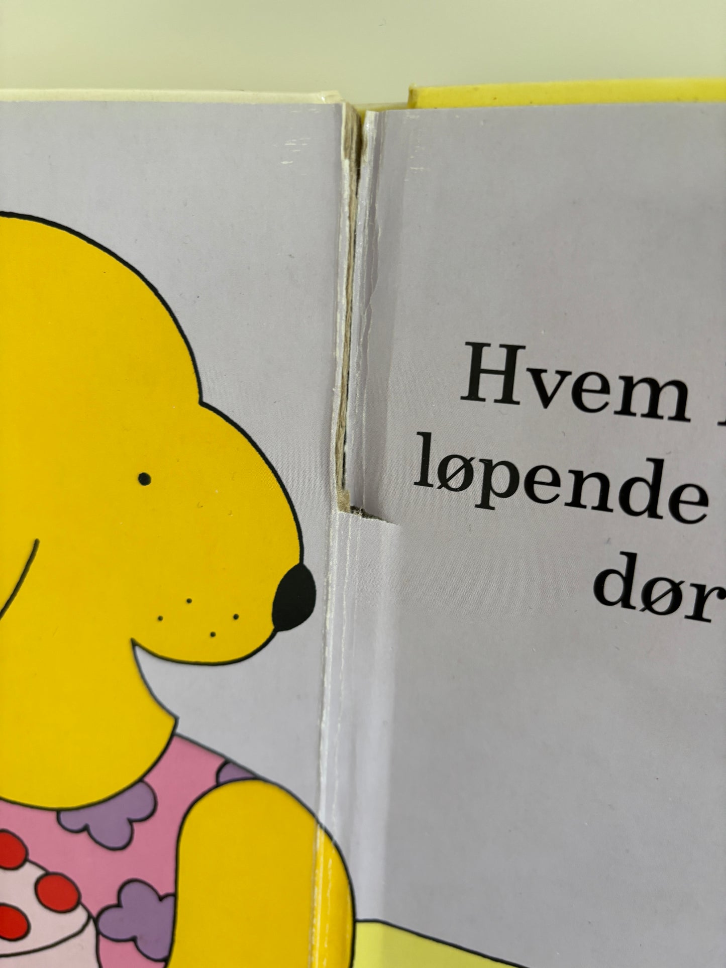 Hill, Eric: Titt-tei, Tassen