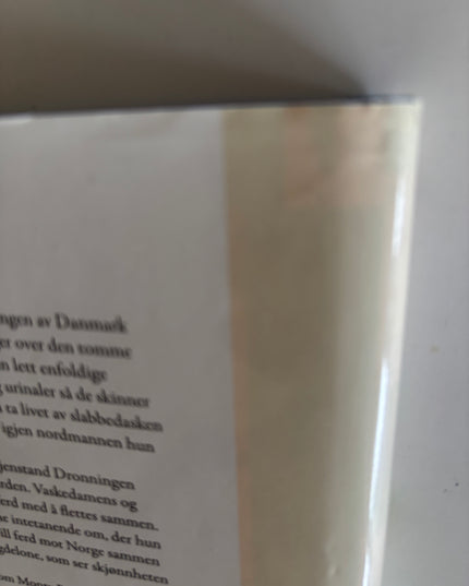 Sletten Kolloen, Ingar: Den tomme plassen i vitrineskapet