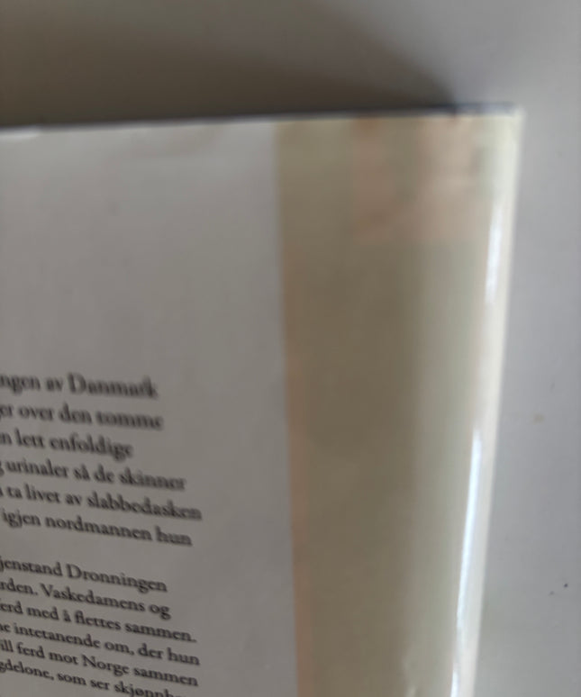 Sletten Kolloen, Ingar: Den tomme plassen i vitrineskapet