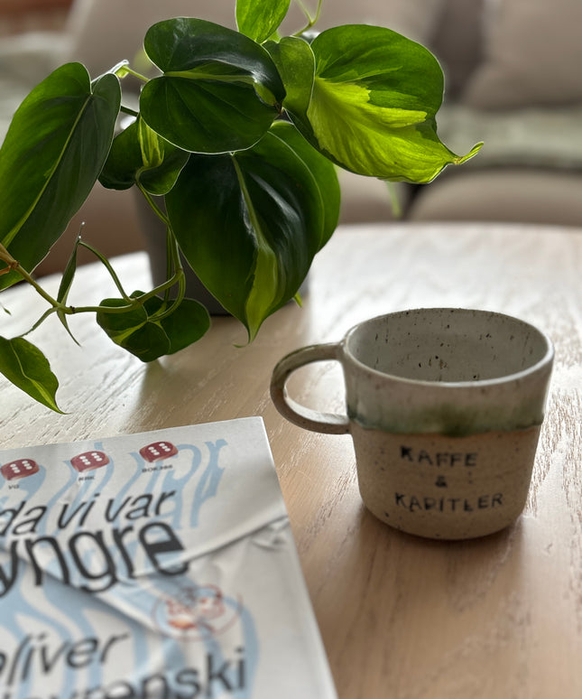 Kaffe & kapitler kaffekopp - Håndlaget keramikk
