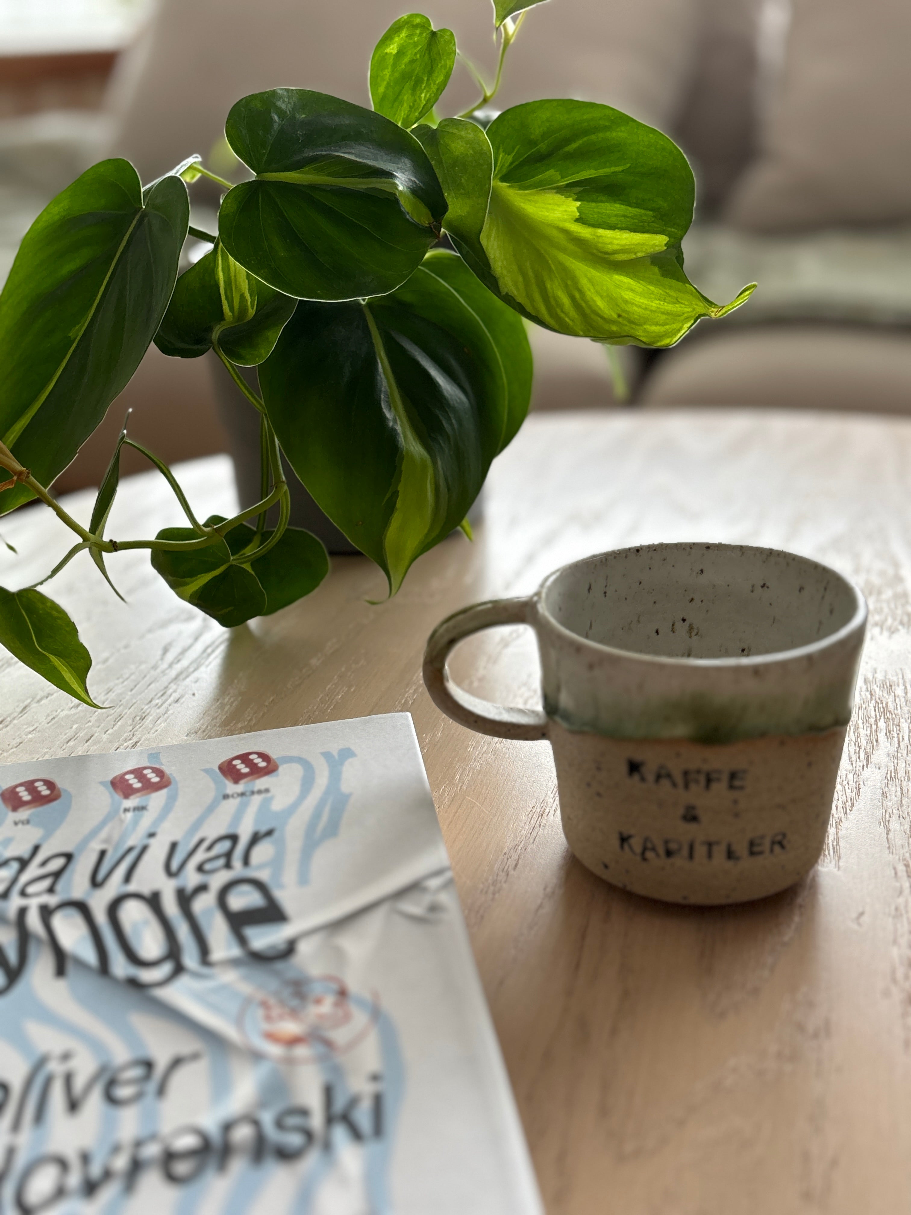 Kaffe & kapitler kaffekopp - Håndlaget keramikk