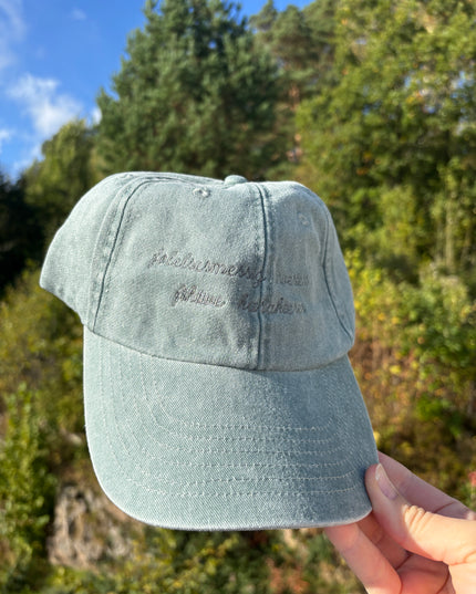 Brodert Caps | Følelsesmessig Investert i Fiksjonelle Karakterer | Sage Green