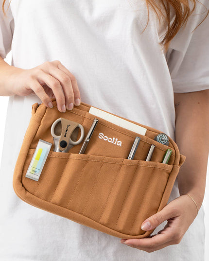 Forhåndsbestilling | Soolla® Studio Pouch | Graphite | Veske for Skrivesaker