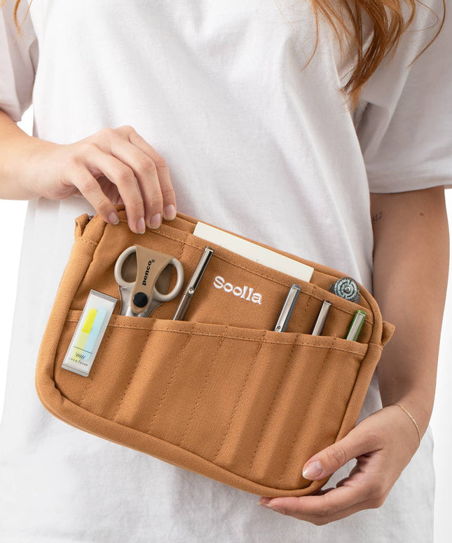 Forhåndsbestilling | Soolla® Studio Pouch | Good Earth | Hobbyveske
